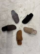 Load image into Gallery viewer, Fluffy clog buckle slipper
